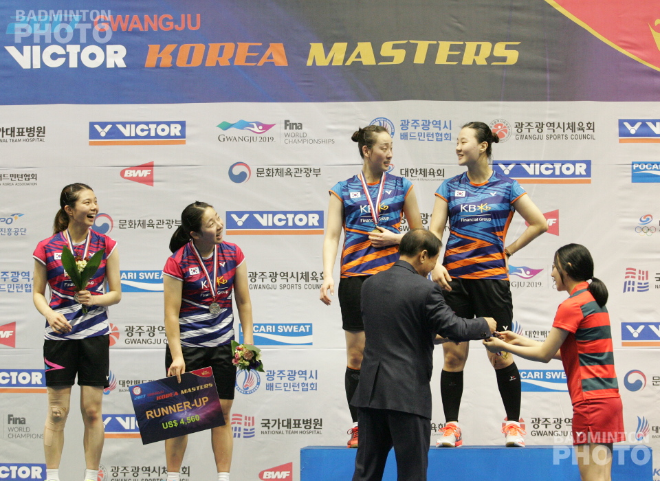 Kim So Yeong / Kong Hee Yong (left, runners-up), Lee So Hee / Shin Seung Chan (winners)