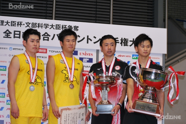 Takuro Hoki / Yugo Kobayashi (left, runners-up); Hiroyuki Endo / Yuta Watanabe (winners)