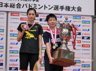 Aya Ohori (left, runner-up); Akane Yamaguchi (winner)