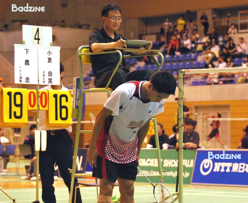 Momota bowing after win