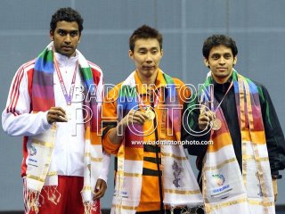 لي چونگ واي در كنار اوسف و پاروپالي بر سكوي رقابتهاي سينگل بازيهاي كشورهاي مشترك المنافع