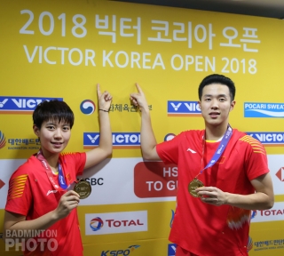 Du Yue (left, the 39th highest-paid player) and He Jiting (45th)