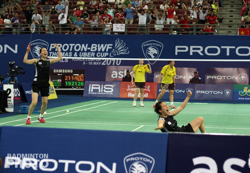 Ha Jung Eun and Lee Kyung Won at the end of the 2010 Uber Cup final