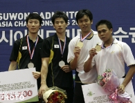 podium-mens_-doubles-10-div-rs-badmintonasiachampionships2009
