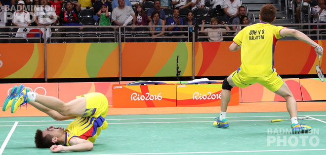 3 matches to win before a gold medal, 3 courts, 3 games for the opening 3 matches, and 3 disappointing losses for fancied Korean pairs. By Kira Rin.  Photos: Yves […]