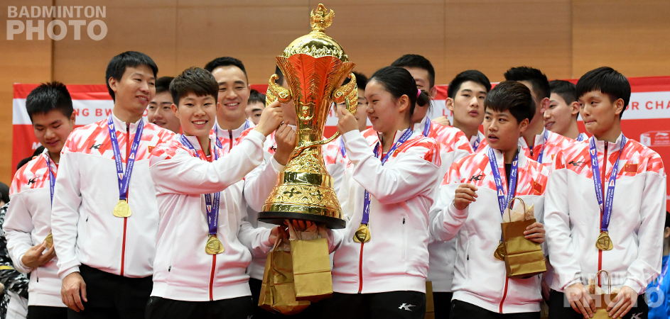 Team China lifted the Suhandinata Cup for the 5th straight time, beating Korea 3-1 in the final. By Don Hearn.  Photos: Luis Veniegra / Badmintonphoto (live) The Suhandianta Cup, the […]