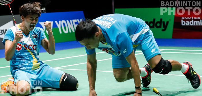 Semi-finals day at the World Championships ended with two upsets of 2018 finalists from China, and Dechapol Puavaranukroh / Sapsiree Taerattanachai become the first Thais ever to reach a doubles […]