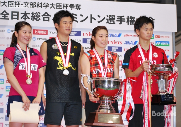 Chiharu Shida / Yugo Kobayashi (left, runners-up); Arisa Higashino / Yuta Watanabe (winners)