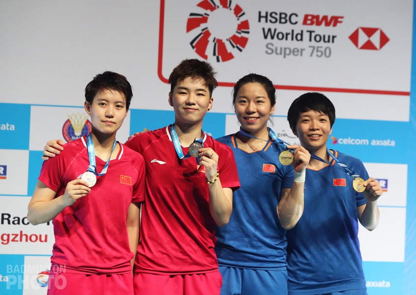 Women's doubles podium: Du Yue / Li Yinhui (CHN, silver); Chen Qingchen / Jia Yifan (CHN, gold)