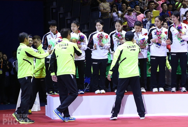Chinese coaches congratulating Team Japan