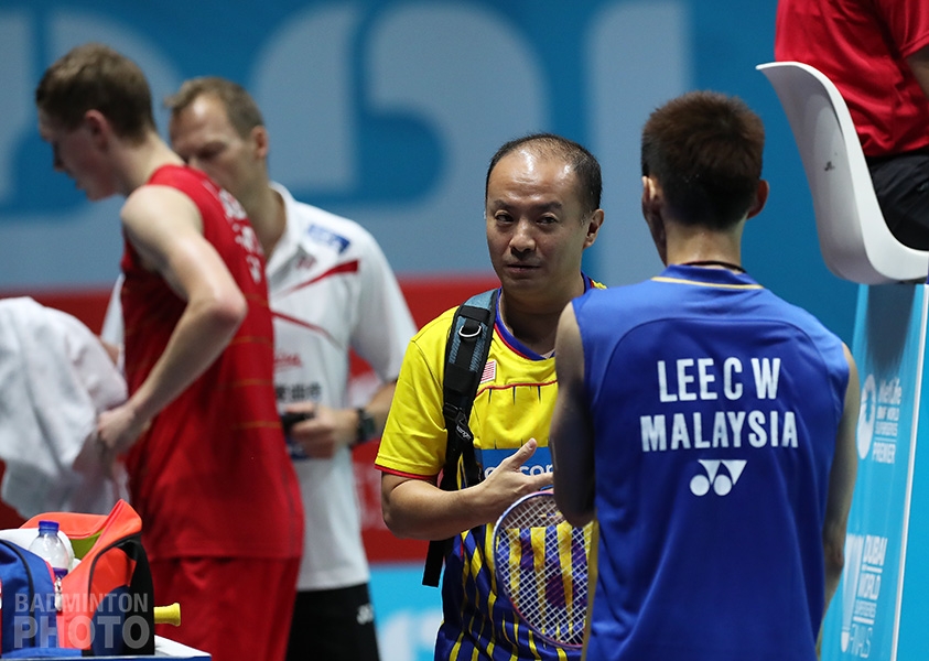 Viktor Axelsen and coach Kenneth Jonassen, Lee Chong Wei and coach Hendrawan between games at the 2016 Superseries Finals