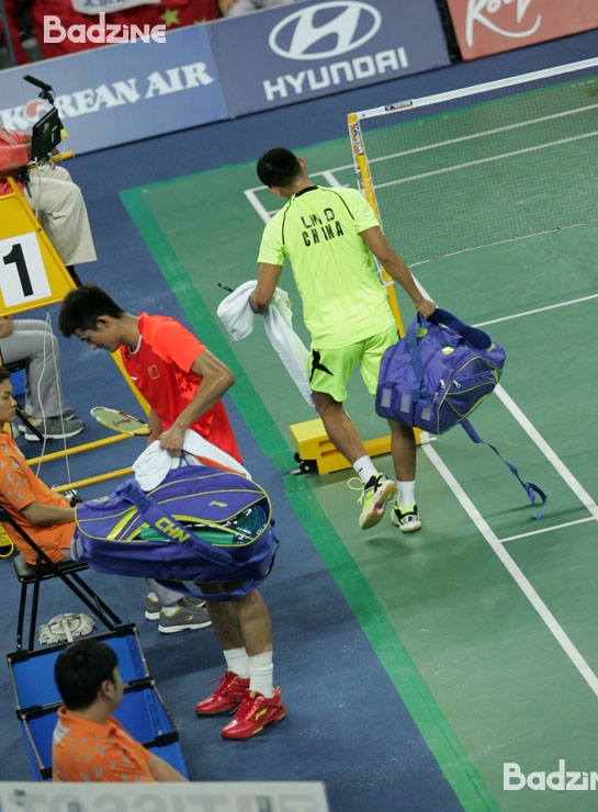 Lin Dan and Chen Long changing ends in the final of the 2014 Asian Games
