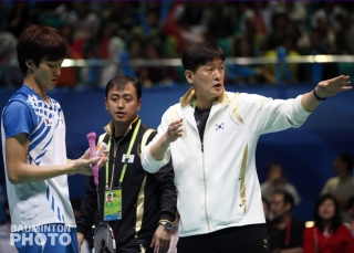 Shin Baek Cheol (left) with coaches Kim Hak Kyoon and Kim Moon Soo at the 2010 Asian Games
