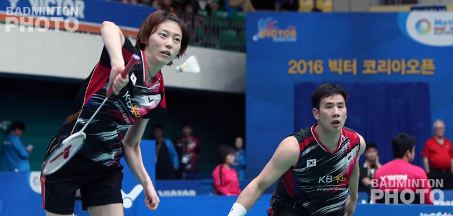 Ko/Kim and Lee/Yoo advanced to the finals of the Korea Open where local shuttlers are favoured in all five disciplines. By Don Hearn, Badzine Correspondent live in Seongnam.  Photos: Yves […]