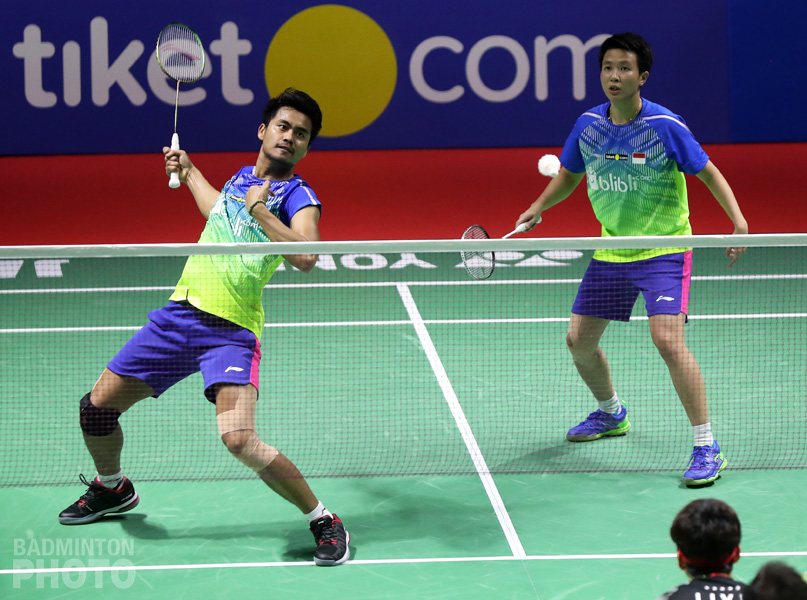 Afternoon spectators were treated to some disappointing losses by home shuttlers on the TV court but Indonesia managed to ensure spots in two of Sunday’s finals. Story: Sulistianing Ambarwati, Badzine […]