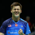 Top-seeded Japan survived a first match scare to win a bloody battle with Malaysia 3-0 and book a semi-final against Indonesia at the Sudirman Cup. By Don Hearn.  Photos: Badmintonphoto […]